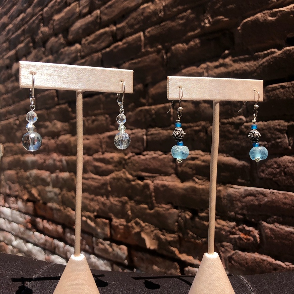 2 pairs of earrings